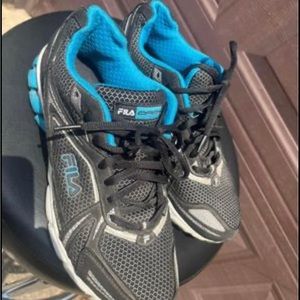 Size 9 fils running shoes